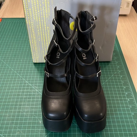 🖤 Black Platform Buckle Heels 🖤 - Picture 2 of 15